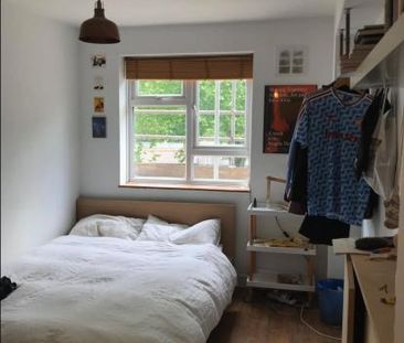 Single room in a newly renovated apartment next to London fields. - Photo 3
