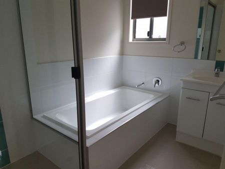 :: MODERN HOME IN CONVENIENT LOCATION! - Photo 5