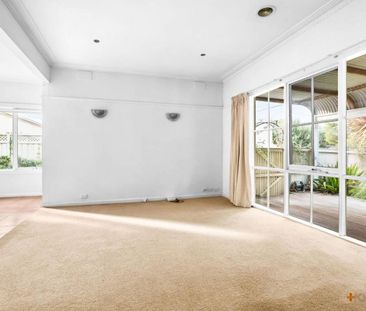 CUTE & COSY 3 BEDROOM HOME IN FAMILY FRIENDLY LOCATION - Photo 3