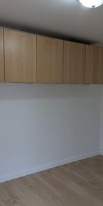 Beau grand 3 1/2, libre, semi-meublé, dans un duplex, centre-ville - Photo 3