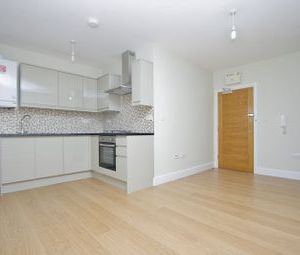 2 Bedrooms Flat to rent in Eastwood Close, London E18 | £ 310 - Photo 1