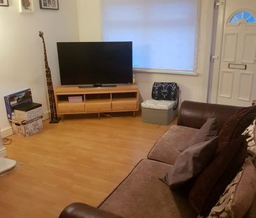 1 Bed Terraced House, Arley Terrace, LS12 - Photo 2