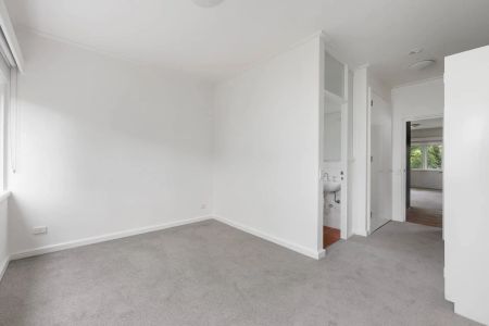 Fresh & Perfectly Positioned in Prime Armadale - Photo 4