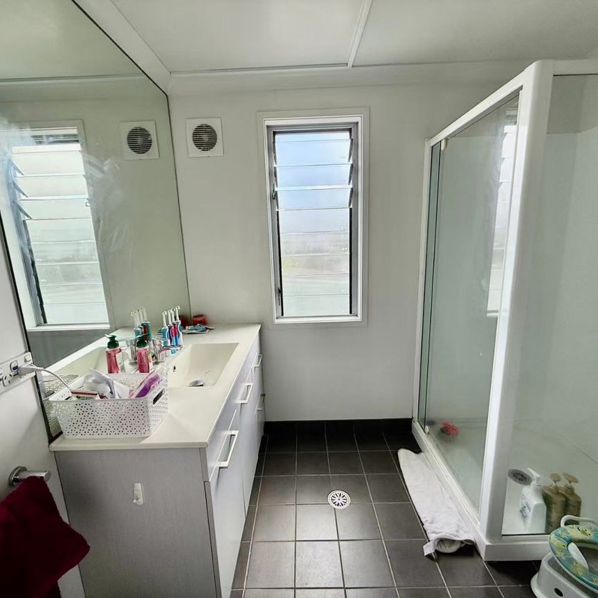 City-Fringe Living – Modern Apartment in Eden Terrace - Photo 1