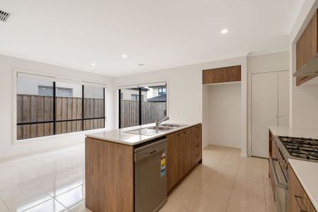 Low Maintenance Family Home - Photo 3