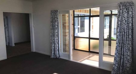 Sunny & Spacious family home. - Photo 3