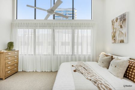 LUXURY THREE LEVEL TOWNHOUSE WITH OWN PRIVATE LIFT - WALK TO BEACH! - Photo 5