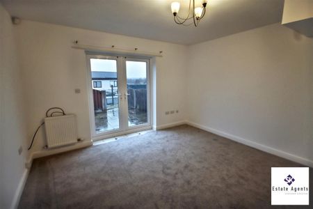 2 Bedroom House - End Terrace To Let - Photo 3