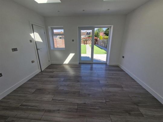 4 bedroom end of terrace house to rent - Photo 1