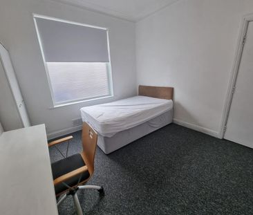 4 bedroom terraced house to rent - Photo 3