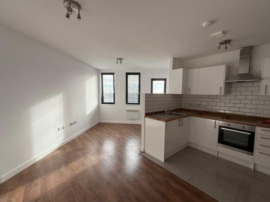 PETERBOROUGH - Photo 1