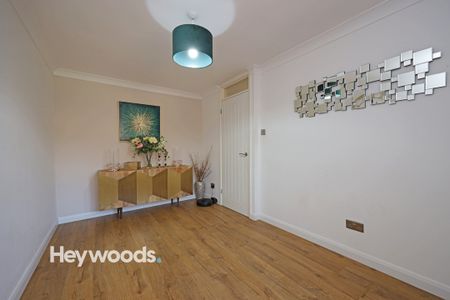 4 bed detached house to rent in The Saplings, Newcastle-under-Lyme, Staffordshire - Photo 3