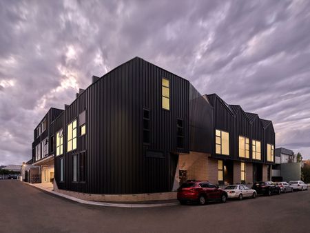 Elegant & Contemporary Townhouse in the Heart of Richmond - Photo 2