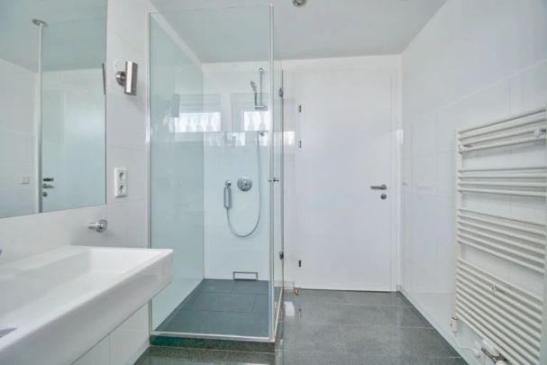 TRAUMHAFTE DG-WOHNUNG MIT BLICK AUF DIE KARLSKIRCHE! - Foto 1