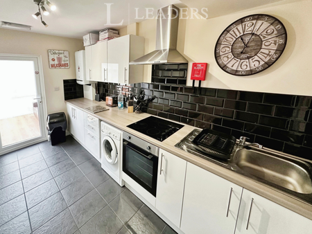 1 bedroom in a house share to rent - Photo 5