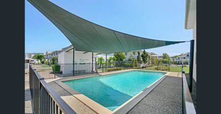 Tri-Level 3-bedroom Townhouse in COOMERA QLD - Photo 2