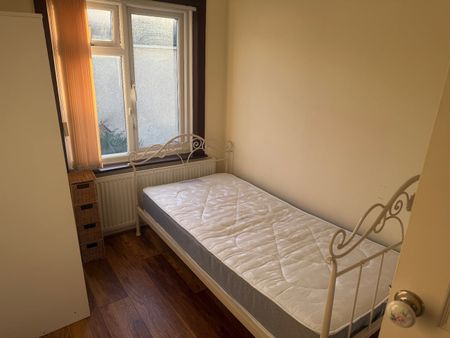 3 Bed End Terrace, Grapes Close, CV6 - Photo 4