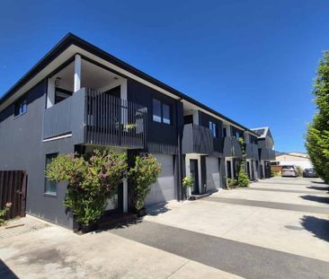 Architecturally designed townhouse - Photo 2