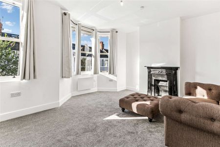 Bright one bedroom flat with a shared garden in Munster Village - Photo 2