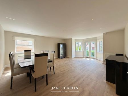 3 Bedroom Apartment - Photo 3