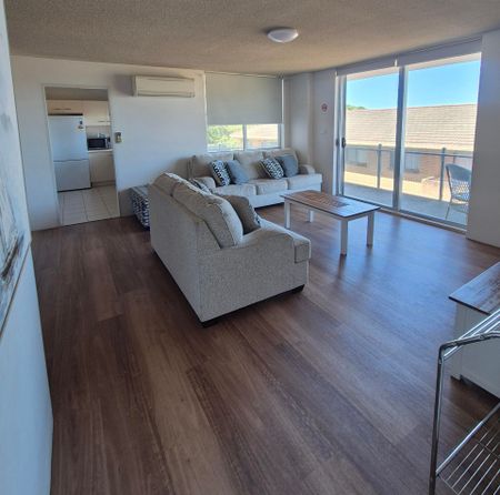 Furnished Beachside Apartment - Photo 3