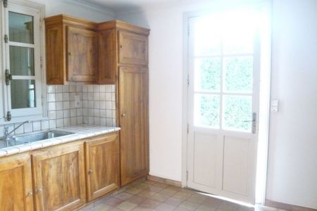 ROGNONAS - Villa R+1 avec terrasse, garage, jardin., - Photo 3