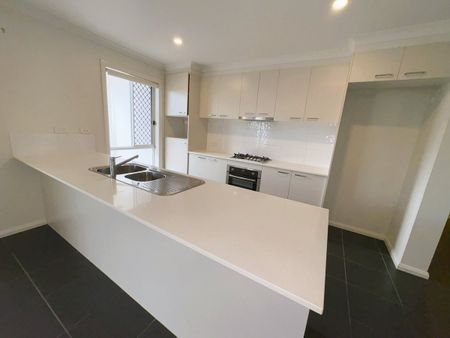 BREAK LEASE - Modern 4-Bedroom Home in Sought-After Gainsborough Greens Estate - Photo 4