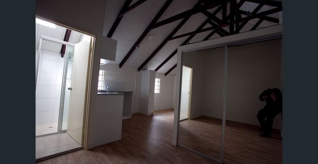 Funky and quite unit studio located on Vulture Street in West End. - Photo 1