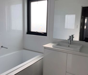 Modern 3 bedroom townhouse perfect summer location! - Photo 3