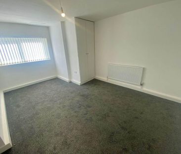3 bedroom flat to rent - Photo 4
