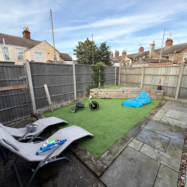 3 bedroom end of terrace house to rent - Photo 1