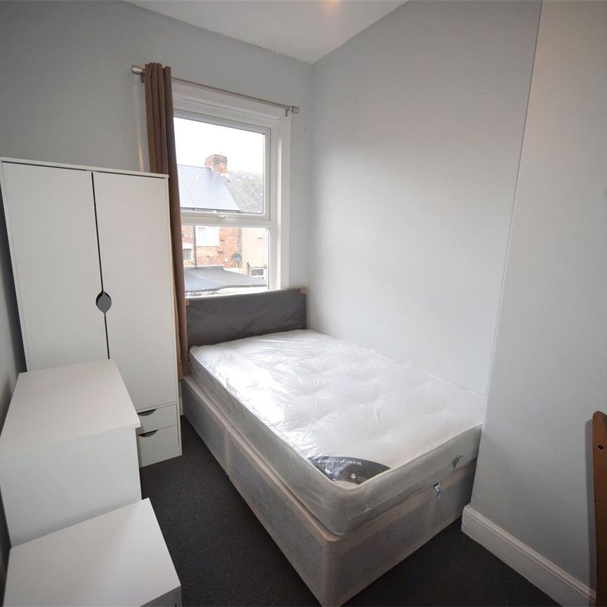 4 Bedroom Terraced - Photo 1
