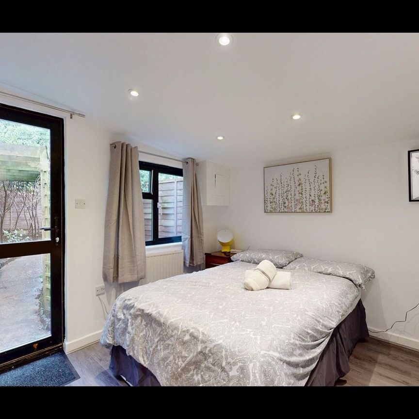 Studio Flat, London, NW2 - Photo 1