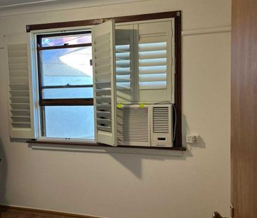 2 Bedroom House | Freshly Renovated | Convenient Location - Photo 5