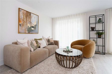 A first floor, 2 bedroom apartment with balcony, located on Hythe's shoreline. - Photo 3