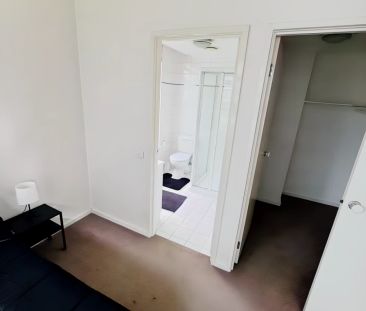 3 Bedrooms 2 Bathrooms - Photo 3