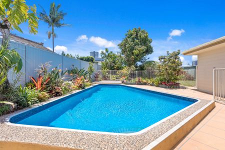 12 Warrina Crescent, Burleigh Waters QLD 4220 - House For Rent | Domain - Photo 4