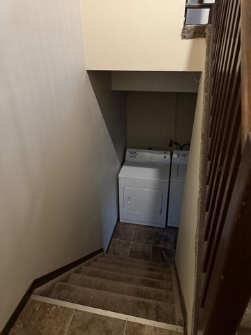 In Suite Laundry! 2 Bedroom 6-Plex in Highland Green!! - Photo 4