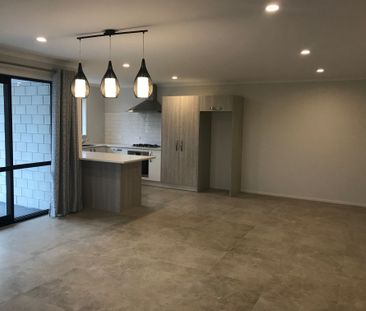 NEARLY NEW, SPACIOUS, MODERN FAMILY HOME SITTING PRETTY IN THE LAKES. - Photo 6