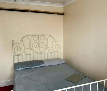 Room in a Shared House, Heathhurst Road, CR2 - Photo 3