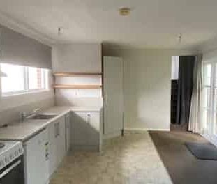 Three-Bedroom Home – Prime Chartwell Location - Photo 4