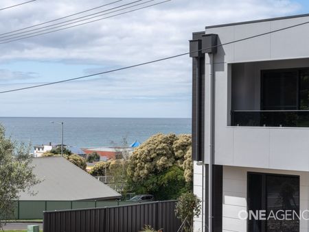 Stunning new build with amazing city and sea views - Photo 3