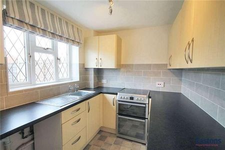 Morston Close, Tadworth, Surrey, KT20 - Photo 4