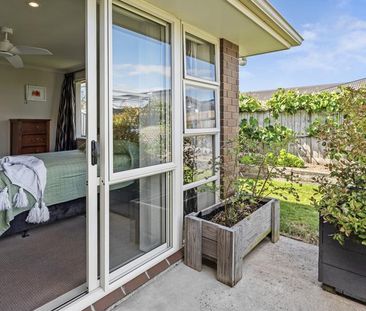 Sunny, Stylish, and Made for Summer - Photo 4