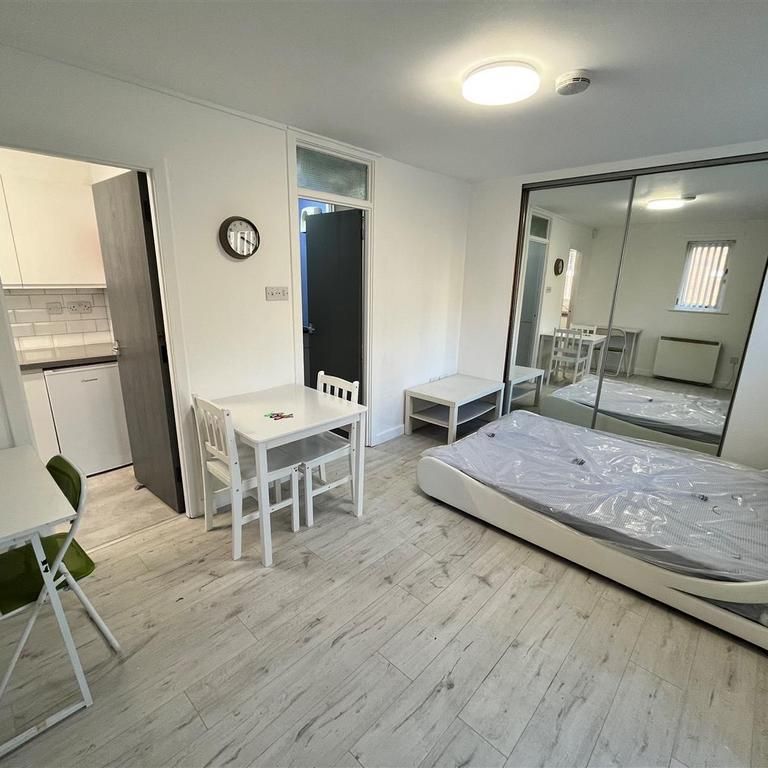 Studio to rent - Photo 1