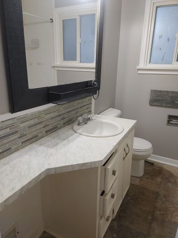 1352 CONNAUGHT 3 BEDROOM - Photo 2