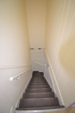 Three bedroom house close to King Georges Hospital - £2350 - Photo 4
