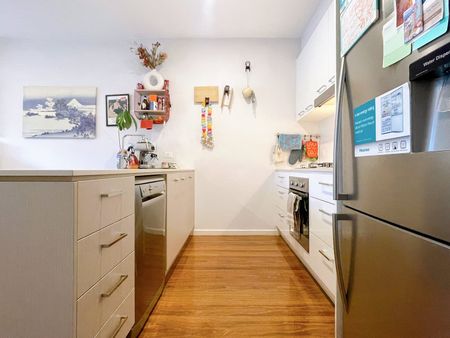 Charming Three-Bedroom Townhouse for Rent in Bundoora - Photo 3