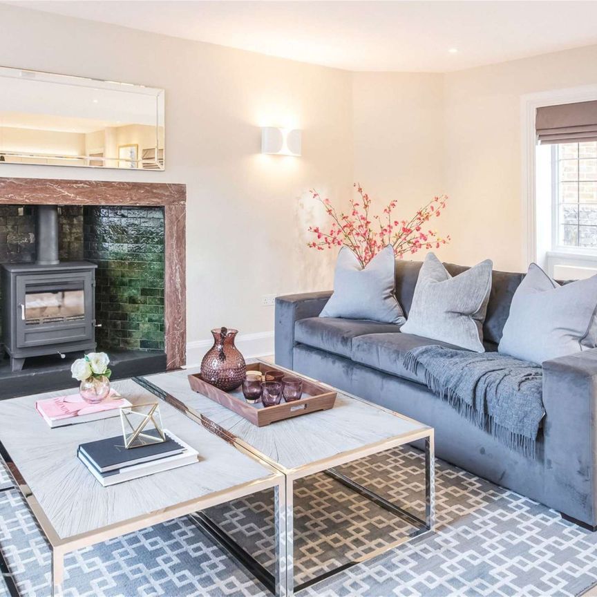 Beautiful interior designed split level apartment with private terrace tucked away in an immaculate period building on Walton Street, moments from the heart of Knightsbridge. - Photo 1