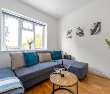 3 Bed Flat, Gunnersbury Avenue, W5 - Photo 2